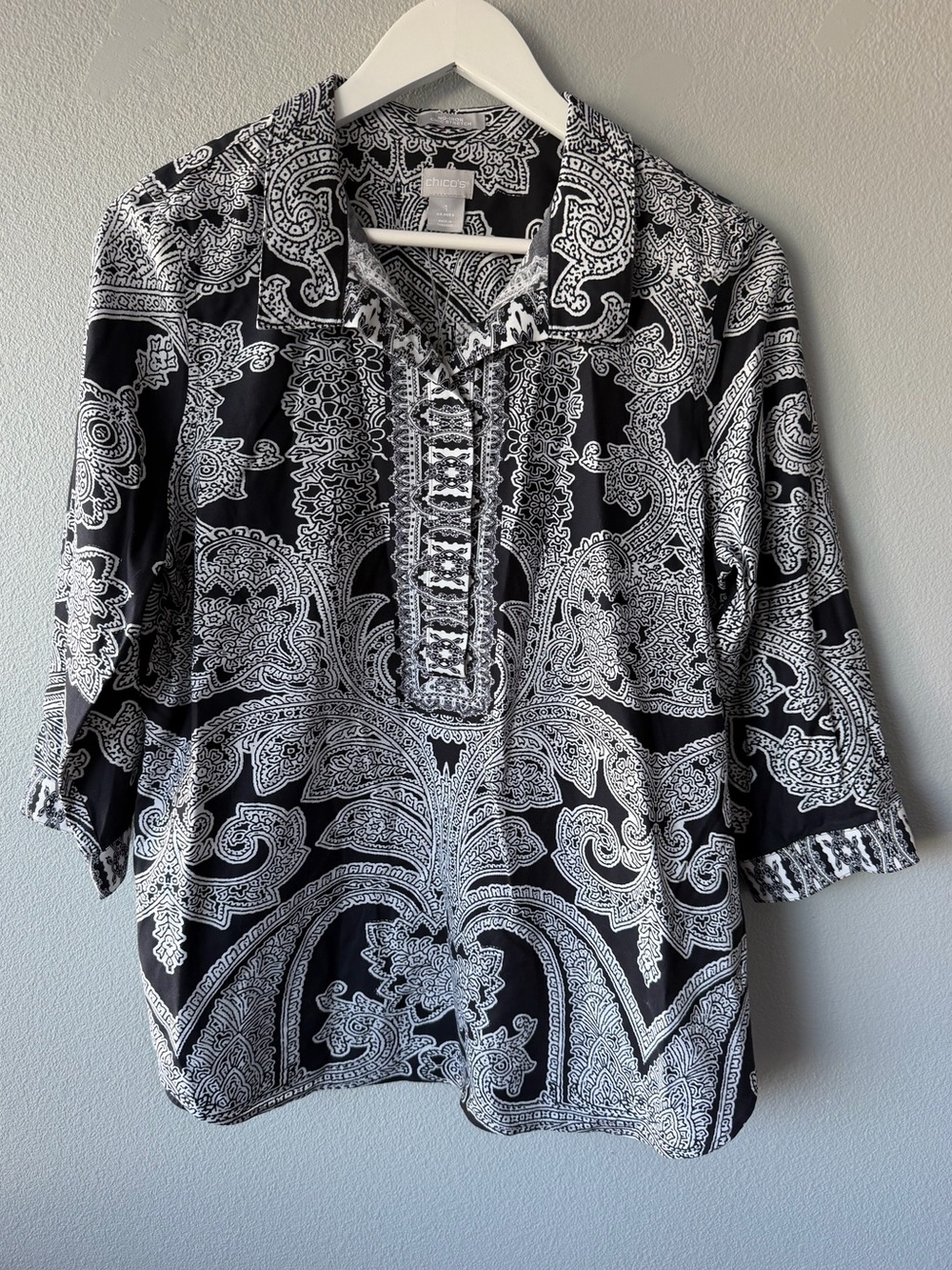 Chico’s black white paisley no-iron button back tunic Women’s sz 1 sz M NWT